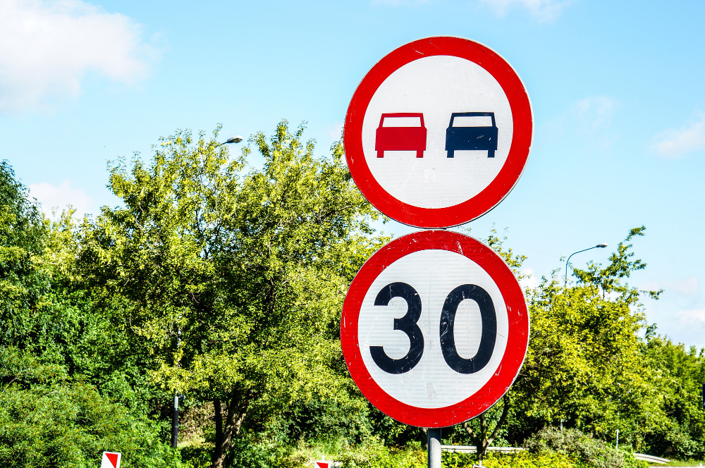 Znaki drogowe – Kluczowa rola i znaczenie w bezpieczeństwie drogowym
