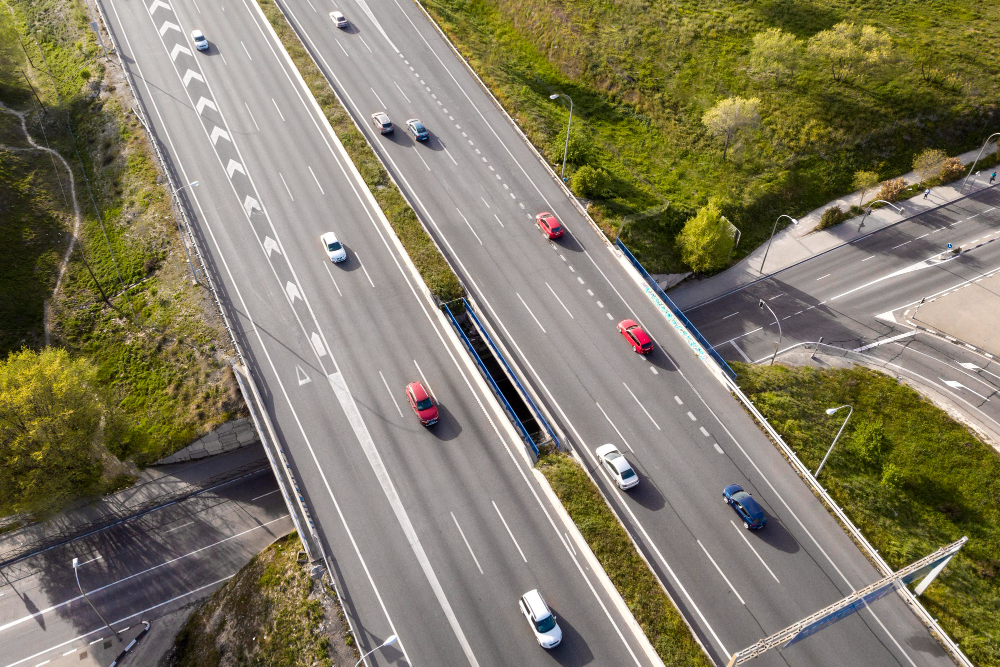 Transport drogowy – kluczowe informacje i porady dla przyszłych kierowców