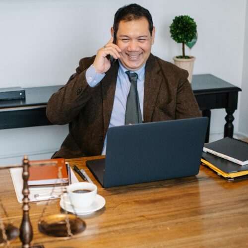 Ile zarabia pracownik kancelarii adwokackiej? Poznaj tajniki pracy w kancelariach adwokackich we Wrocławiu