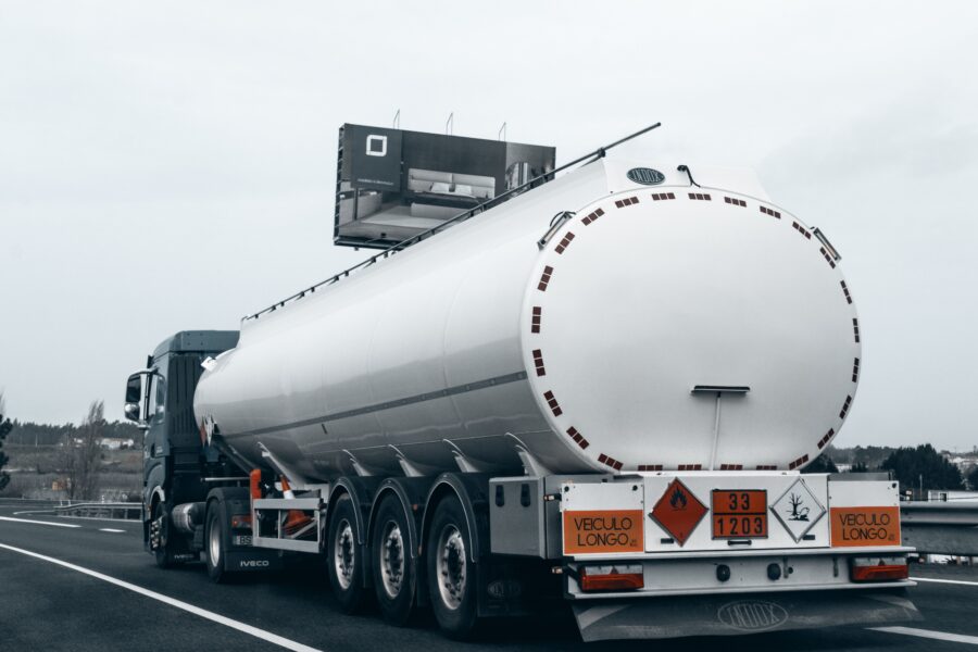 Bezpieczny transport drogowy – Wszystko, co musisz wiedzieć o ADR
