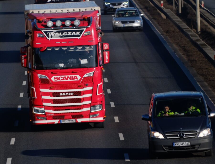 Licencja transportowa w Polsce – Kiedy jest wymagana, jakie warunki trzeba spełnić i co grozi za przewóz towarów bez zezwolenia?